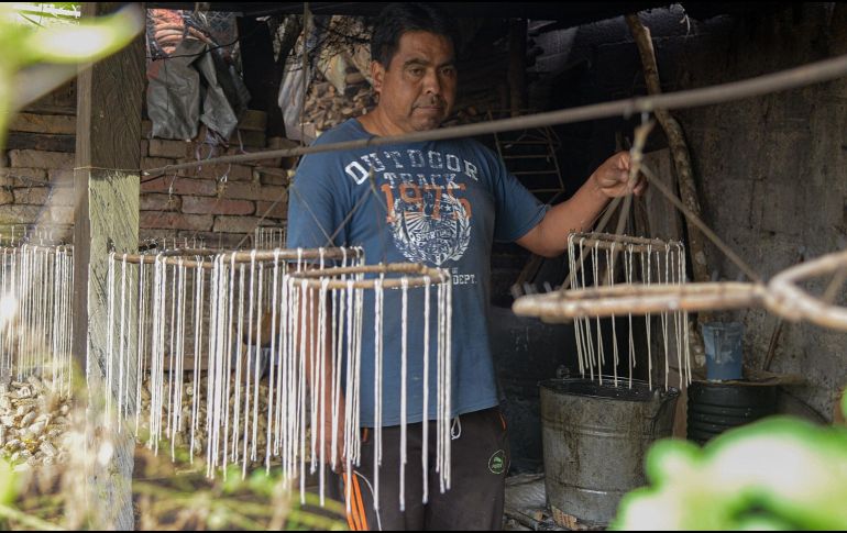 La familia originaria de Chiapas espera el Día de Muertos para aumentar la venta de sus productos. EFE/C. López