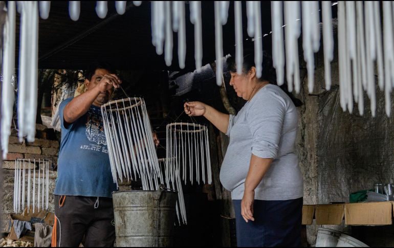 La familia originaria de Chiapas espera el Día de Muertos para aumentar la venta de sus productos. EFE/C. López