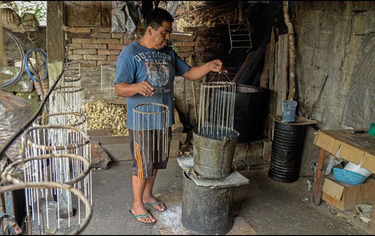 La familia originaria de Chiapas espera el Día de Muertos para aumentar la venta de sus productos. EFE/C. López