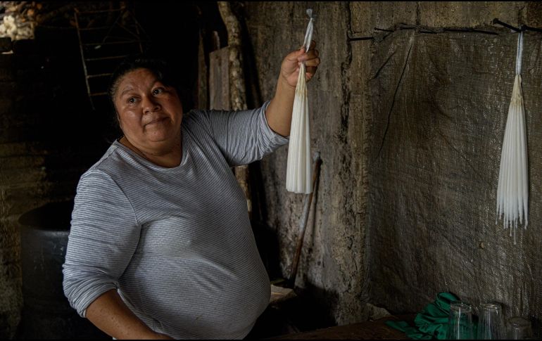 La familia originaria de Chiapas espera el Día de Muertos para aumentar la venta de sus productos. EFE/C. López