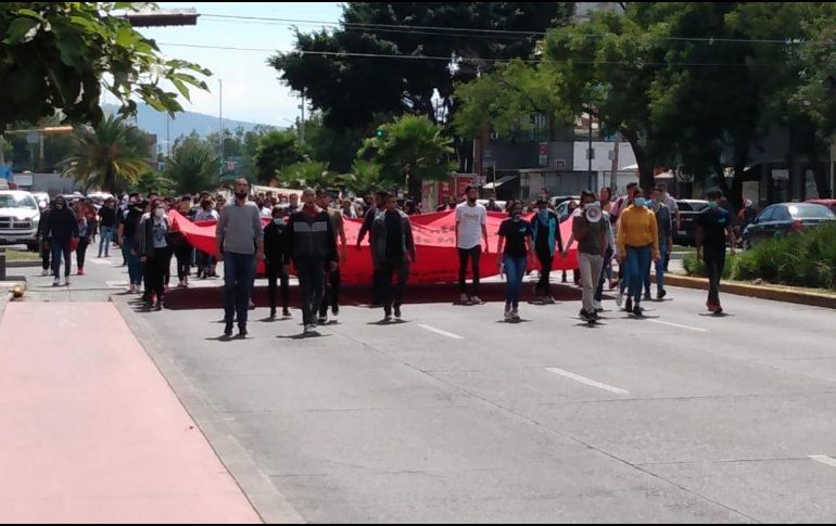 Los jóvenes marcharon mientras gritaban consignas como 