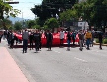 Los jóvenes marcharon mientras gritaban consignas como 