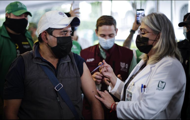 Victor Hugo, un hombre de 46 años de edad, recibe una dosis de una vacuna contra el nuevo coronavirus en la Ciudad de México. XINHUA/F. Cañedo