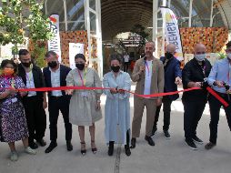 En medio y con tijeras en mano, el corte del listón corrió a cargo de la secretaria de Cultura estatal, Lourdes González. EL INFORMADOR/A. Camacho