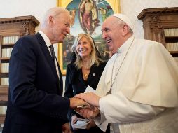 El Papa Francisco y Biden se agarraron las manos en señal de amistad mientras hablaban. EFE / Vaticano