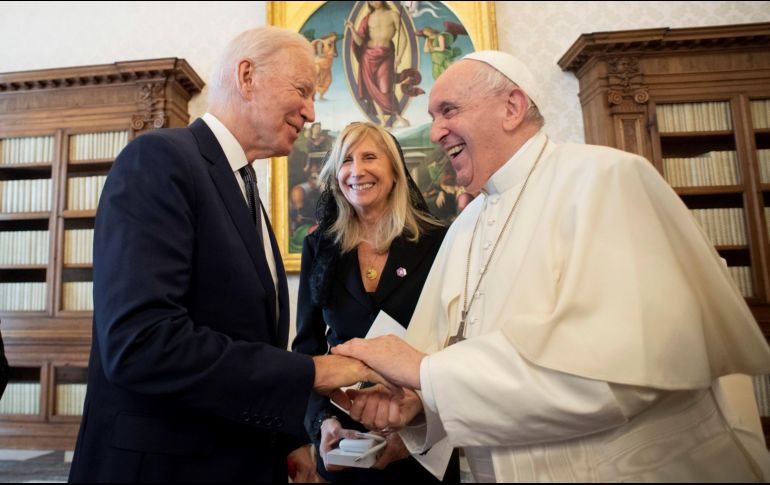 El Papa Francisco y Biden se agarraron las manos en señal de amistad mientras hablaban. EFE / Vaticano