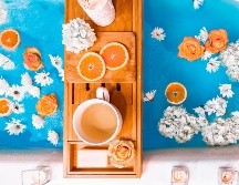 Busca el lugar ideal para disfrutar de un relajante baño de burbujas. ESPECIAL/Photo by Heidi Kaden on Unsplash.