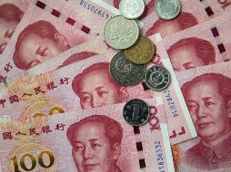 Un millonario decidió cancelar su cuenta y llevarse sus ahorros tras pedirle que portara cubrebocas. EFE/EPA/R. Pilipey