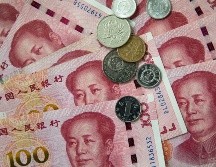 Un millonario decidió cancelar su cuenta y llevarse sus ahorros tras pedirle que portara cubrebocas. EFE/EPA/R. Pilipey