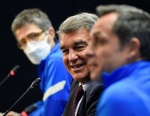 Joan Laporta alabó este viernes al ex jugador Xavi Hernández como posible entrenador del equipo, pero afirmó que se barajan más opciones. AFP/J. Lago