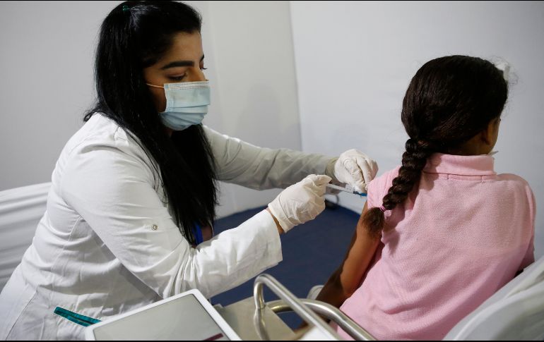 El gobierno espera vacunar a 7.1 millones de niños de este rango de edad. AP/A. Bounhar