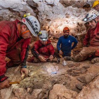Arqueólogos encuentran canoa prehispánica maya en cenote de Yucatán
