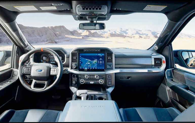 Enorme. El espacio interior de la Lobo Raptor es muy amplio y lo mejor viene de la integración de más tecnología, principalmente enfocada en la conectividad. ESPECIAL/Ford