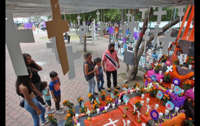 El altar se instala para recordar y pedir justicia por los miles de desaparecidos en el estado. EL INFORMADOR/A. Camacho