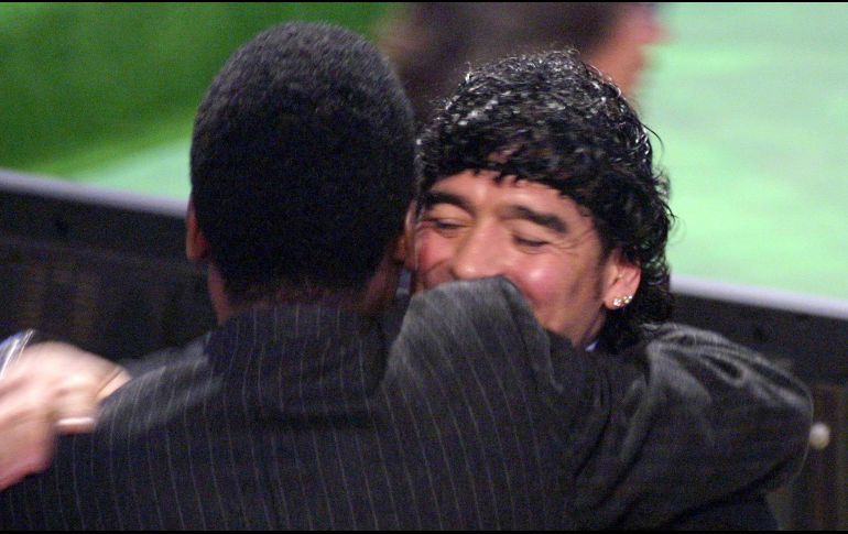 Pelé y Maradona son catalogados como dos de los mejores jugadores en la historia y ante la comparación de los fanáticos del deporte, ambos sostenían una amistad. AFP/ARCHIVO
