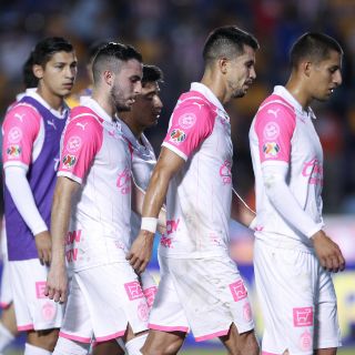Chivas cae ante Tigres y complica su pase