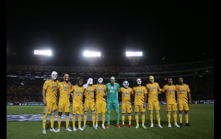 ASUSTAN. Los jugadores de Tigres saltaron con máscaras al protocolo de la Liga. IMAGO7