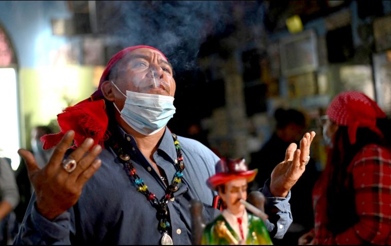 Miles de devotos llevan ofrendas de cigarrillos y licores al santo no reconocido por la Iglesia Católica. AFP/J. Ordóñez