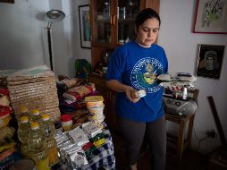 Algunas personas se han organizado para reunir víveres y apoyar a profesores jubilados que se encuentran en pobreza extrema. EFE/R. Peña