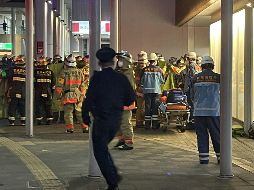 Los testigos le dijeron a la policía que el atacante vestía un atuendo brillante —una camisa verde, un traje azul y un abrigo morado— como el Joker de Batman o alguien que iba a un evento de Halloween, según la prensa local. EFE/J. PRESS