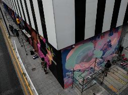 Artistas del colectivo Cabezas Cuadradas de arte urbano #Grafittibeehive participan en el proyecto. EL INFORMADOR/G. Gallo