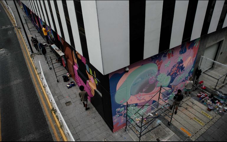 Artistas del colectivo Cabezas Cuadradas de arte urbano #Grafittibeehive participan en el proyecto. EL INFORMADOR/G. Gallo