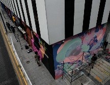 Artistas del colectivo Cabezas Cuadradas de arte urbano #Grafittibeehive participan en el proyecto. EL INFORMADOR/G. Gallo