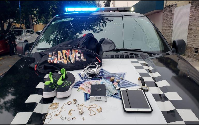 Objetos que traía al detenido en una mochila. ESPECIAL/Policía de Guadaljajara