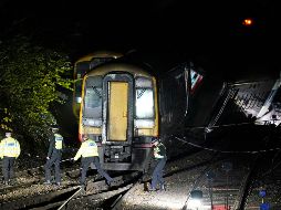 LOS HECHOS. El último vagón del primer tren descarriló tras haber chocado con un objeto al salir de un túnel cerca de la estación de Salisbury, a unos 140 kilómetros de Londres, y luego fue golpeado por el segundo tren. AP/A. MATTHEWS