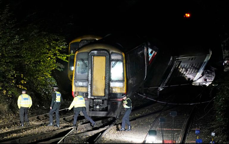 LOS HECHOS. El último vagón del primer tren descarriló tras haber chocado con un objeto al salir de un túnel cerca de la estación de Salisbury, a unos 140 kilómetros de Londres, y luego fue golpeado por el segundo tren. AP/A. MATTHEWS