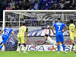 LIQUIDÓ. Un error defensivo del América derivó en un penal, que 