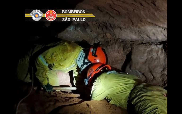 Bomberos durante las labores de rescate en la gruta en Altinopólis, Brasil. AFP/POLICIA MILITAR DO ESTADO DE SAO PAULO
