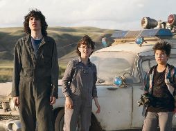 La nueva generación. Los actores Finn Wolfhard, McKenna Grace y Logan Kim, quienes retoman la misión de detener y atrapar fantasmas. Cortesía/ Sony Pictures 