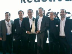 HONORES. Directivos de la empresa jalisciense Tierra y Armonía, acompañados del alcalde de Tlajomulco (tercero de izquierda a derecha), recibieron el Premio de la Asociación de Desarrolladores Inmobiliarios (ADI) 2021. Especial
