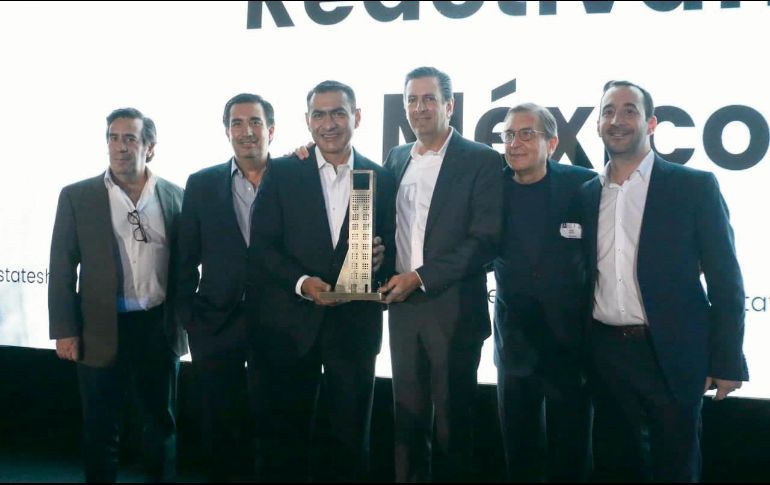 HONORES. Directivos de la empresa jalisciense Tierra y Armonía, acompañados del alcalde de Tlajomulco (tercero de izquierda a derecha), recibieron el Premio de la Asociación de Desarrolladores Inmobiliarios (ADI) 2021. Especial