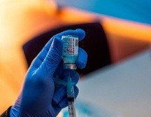 La inflamación del corazón es un riesgo sumamente raro tanto en la vacuna de Moderna como en la de Pfizer, y se registra con mayor frecuencia en hombres jóvenes y niños. AFP / ARCHIVO