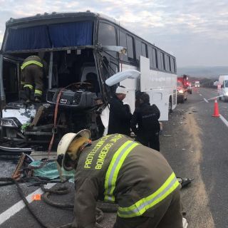 Choque de autobús contra tráiler en San Juan de los Lagos deja 30 lesionados