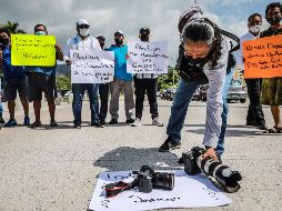 Reporteros de distintos medios de comunicación en Guerrero bloquearon la costera Miguel Alemán. EFE / D. GUZMÁN