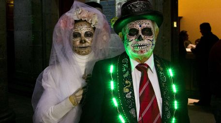 Personas disfrazadas de catrines y catrinas podrán unirse al desfile peatonal por el Día de Muertos en el Centro de Guadalajara. AFP/ARCHIVO