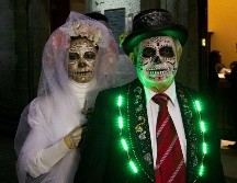 Personas disfrazadas de catrines y catrinas podrán unirse al desfile peatonal por el Día de Muertos en el Centro de Guadalajara. AFP/ARCHIVO