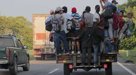 Migrantes viajan en un vehículo durante una caravana que se dirige a la Ciudad de México, en Nueva Milenio Valdivia, Chiapas. EFE/J. Blanco