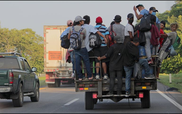 Migrantes viajan en un vehículo durante una caravana que se dirige a la Ciudad de México, en Nueva Milenio Valdivia, Chiapas. EFE/J. Blanco