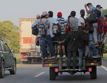 Migrantes viajan en un vehículo durante una caravana que se dirige a la Ciudad de México, en Nueva Milenio Valdivia, Chiapas. EFE/J. Blanco