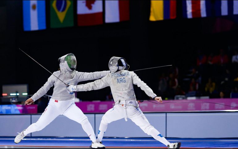 Natalia Botello (izquierda) en prueba de esgrima para los Juegos Panamericanos, Lima 2019. NTX/ARCHIVO
