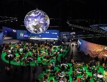 Asistentes a la cumbre del clima COP26 durante las negociaciones en Glasgow, Escocia. Líderes acordaron recortar en un 30% al final de esta década sus emisiones de metano. EFE/EPA/J. Roriz