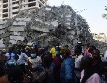 El edificio aún estaba en construcción cuando cayó abruptamente sobre una pila de losas de concreto, en el barrio de Ikoyi. AFP/P. Utomi