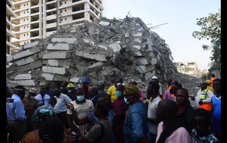 El edificio aún estaba en construcción cuando cayó abruptamente sobre una pila de losas de concreto, en el barrio de Ikoyi. AFP/P. Utomi