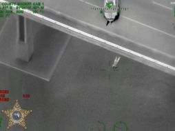 Captura de video del momento en que el hombre saltó desde el puente en Florida. EFE