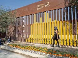 Muro fronterizo. Se colocó una ofrenda para recordar a los migrantes que han muerto en su intento de cruzar hacia Estados Unidos. SUN