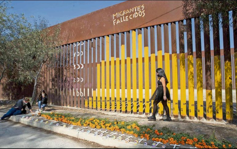 Muro fronterizo. Se colocó una ofrenda para recordar a los migrantes que han muerto en su intento de cruzar hacia Estados Unidos. SUN
